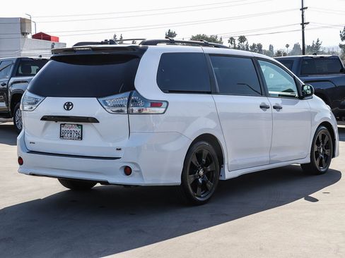 Used 2020 Toyota Sienna SE w/ Nightshade Edition FWD image 6