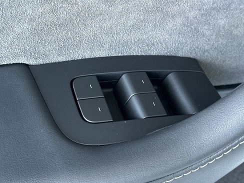 Used 2023 Tesla Model Y Long Range image 13