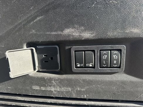 Used 2021 GMC Yukon SLT w/ SLT Luxury Plus Package image 39