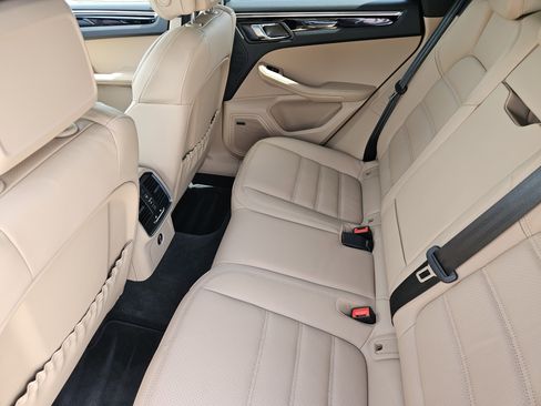 Certified 2025 Porsche Macan image 28