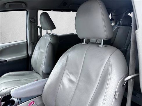 Used 2014 Toyota Sienna XLE FWD image 15