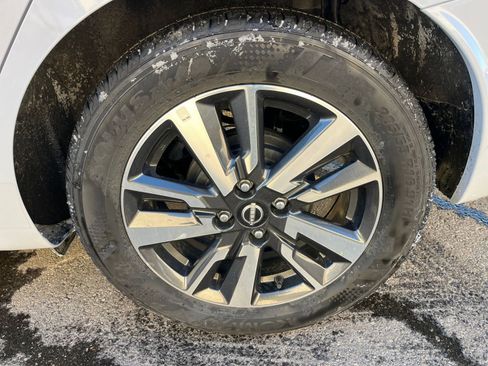 Used 2025 Nissan Versa SV image 29