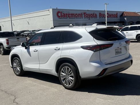 Used 2024 Toyota Highlander Platinum image 4