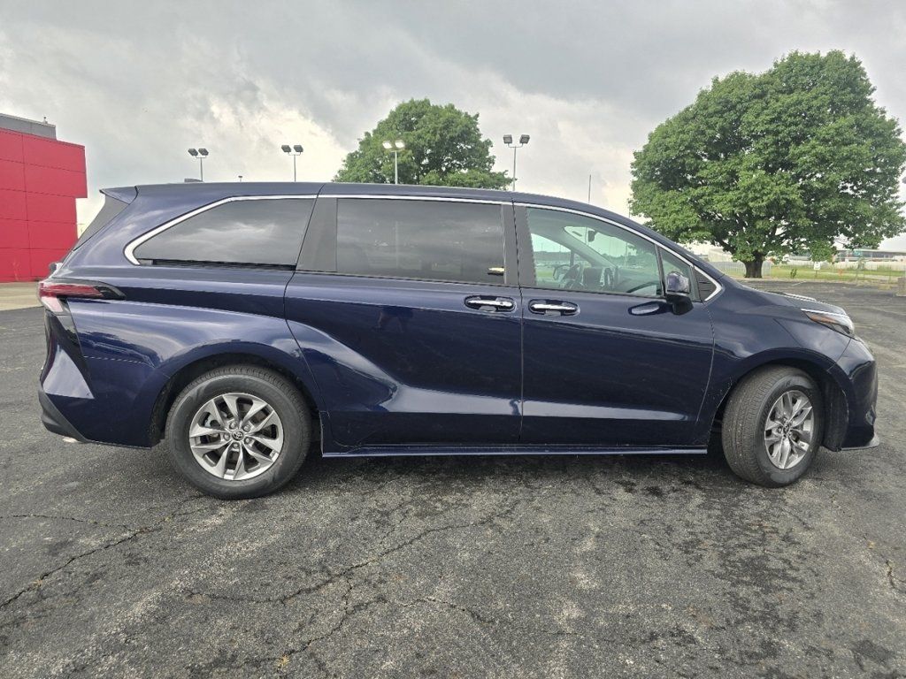 Certified 2024 Toyota Sienna XLE FWD image 18