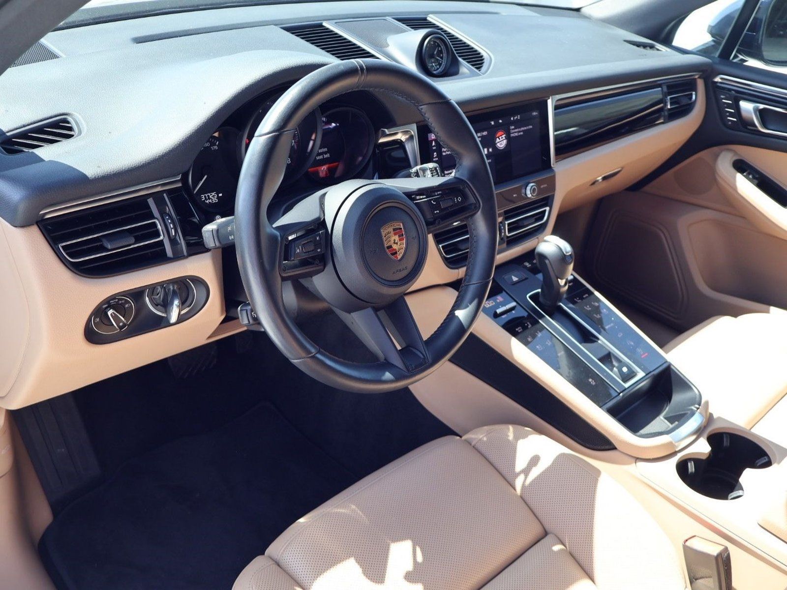 Certified 2023 Porsche Macan AWD/4WD image 4
