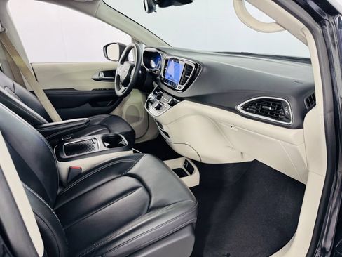 Used 2023 Chrysler Pacifica Touring-L FWD image 30