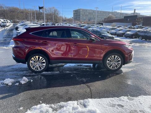 Certified 2021 Toyota Venza XLE image 7