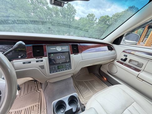 Used 2003 Lincoln Town Car Signature RWD image 14