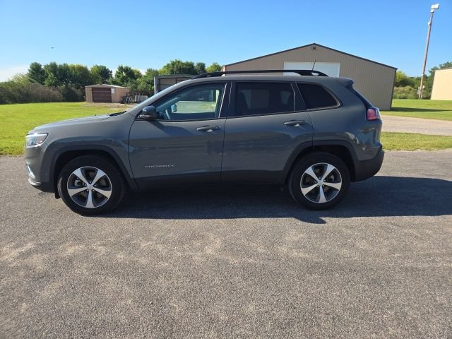 Used 2022 Jeep Cherokee Limited AWD/4WD image 3