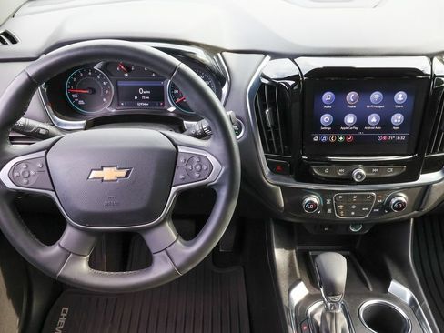Used 2023 Chevrolet Traverse LT FWD image 7