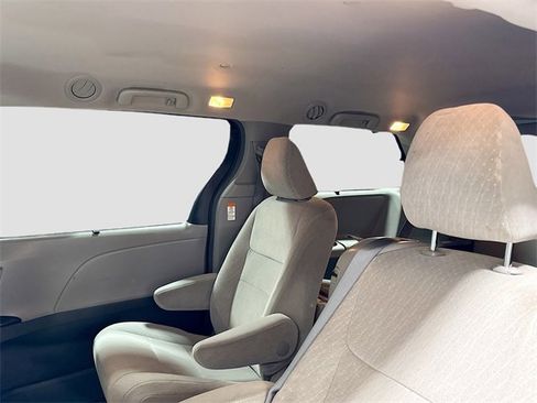 Used 2016 Toyota Sienna LE image 24