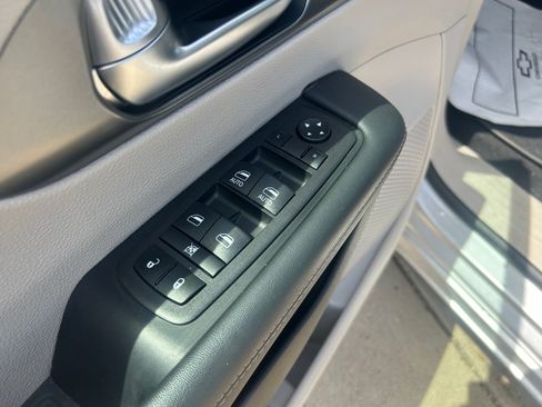 Used 2024 Chrysler Pacifica Touring-L FWD image 14