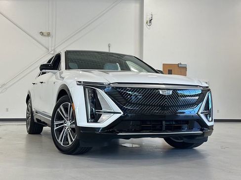 Used 2025 Cadillac Lyriq Luxury w/ LPO, Floor Liner Package AWD/4WD image 1