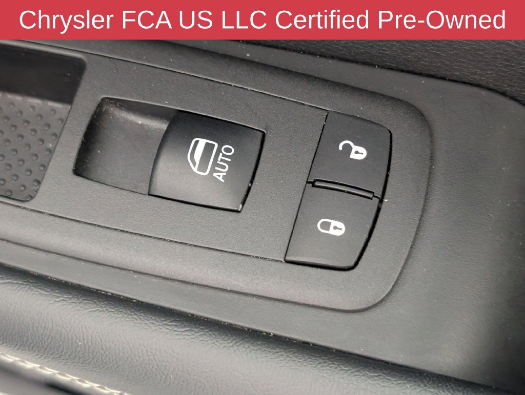 Used 2025 Chrysler Pacifica Select FWD image 37