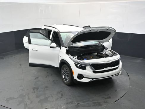 Used 2023 Kia Seltos S w/ Navigation Package AWD/4WD image 17