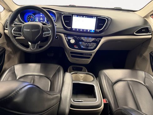 Used 2023 Chrysler Pacifica Touring-L FWD image 3