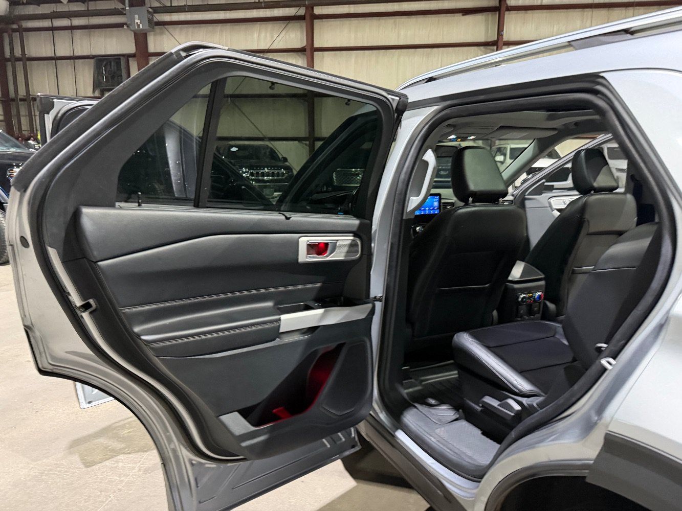 Used 2022 Ford Explorer Limited w/ Equipment Group 301A AWD/4WD image 16