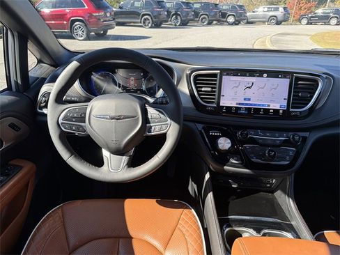 Used 2024 Chrysler Pacifica Pinnacle image 21