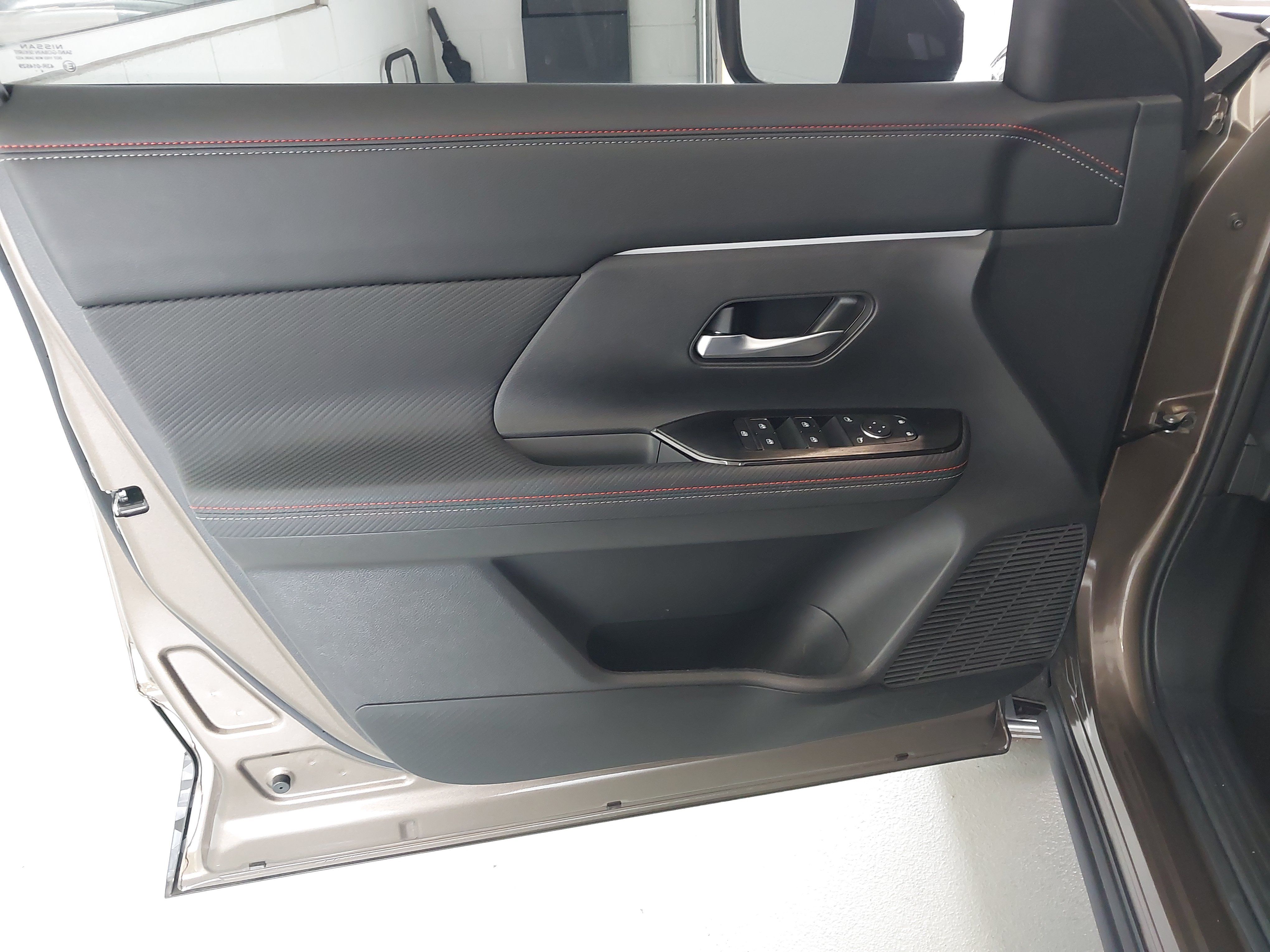 Used 2025 Nissan Kicks SR w/ SR Premium Package FWD image 24