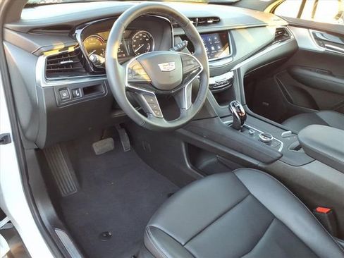 Certified 2025 Cadillac XT5 Premium Luxury image 3