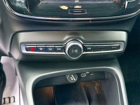 Used 2023 Volvo XC40 Recharge Plus image 17