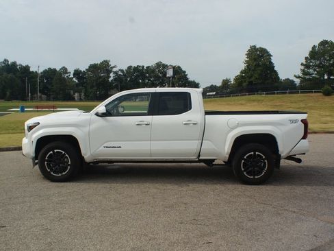Used 2024 Toyota Tacoma TRD Sport AWD/4WD image 12