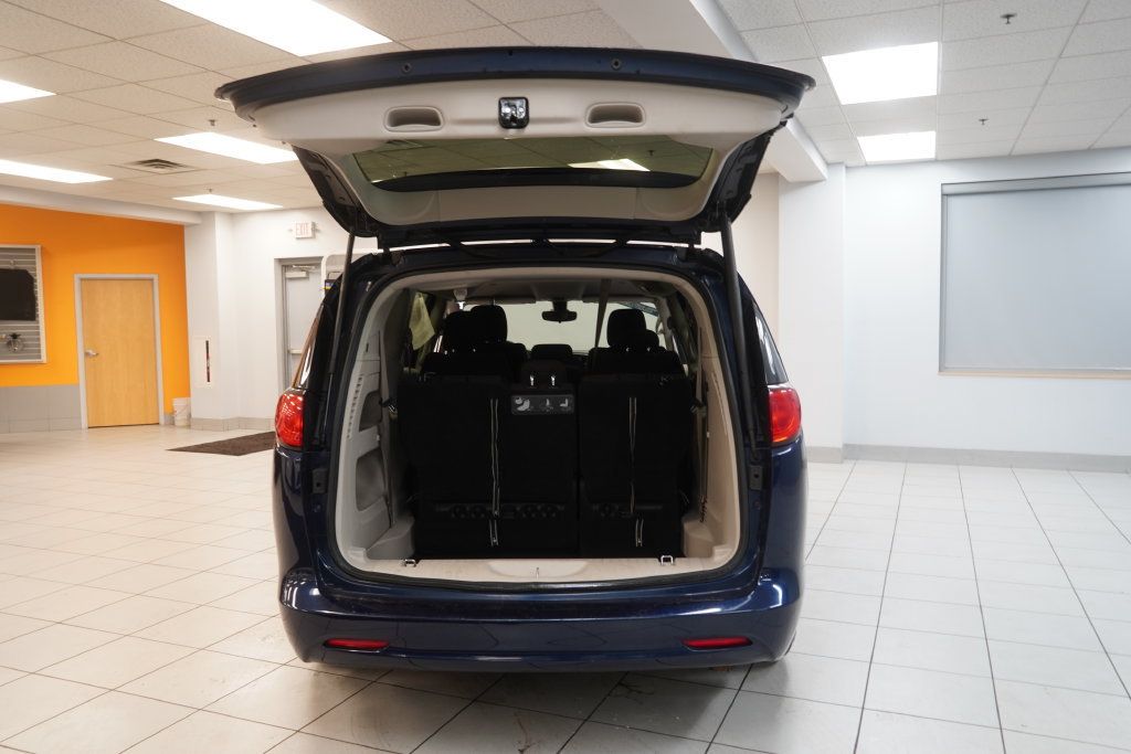 Used 2017 Chrysler Pacifica Touring FWD image 9