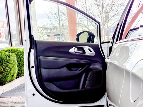 Used 2025 Chrysler Pacifica Limited image 23