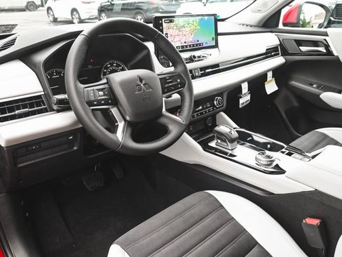 New 2025 Mitsubishi Outlander SE image 13