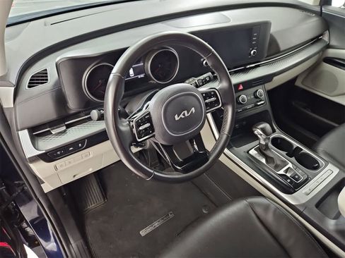 Used 2023 Kia Carnival LX image 2