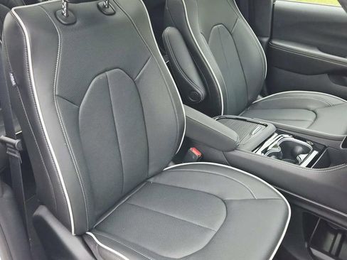 New 2026 Chrysler Pacifica Limited FWD image 20