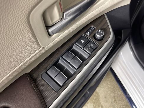 Certified 2023 Toyota Sienna Platinum image 16