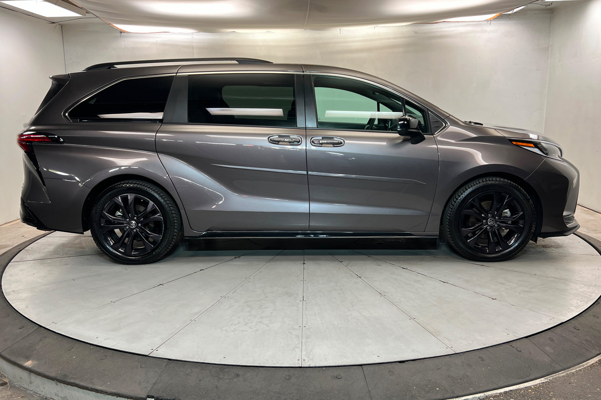 Used 2022 Toyota Sienna XSE w/ XSE Plus Package FWD image 7