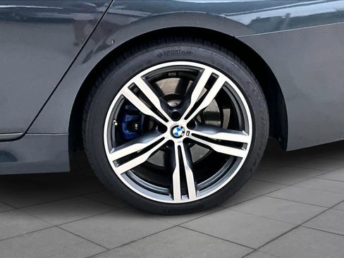 Used 2017 BMW 750i image 11