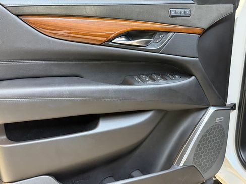 Used 2018 Cadillac Escalade Luxury RWD image 12