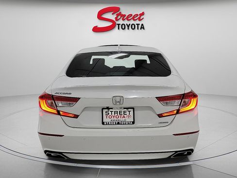 Used 2018 Honda Accord Touring image 3