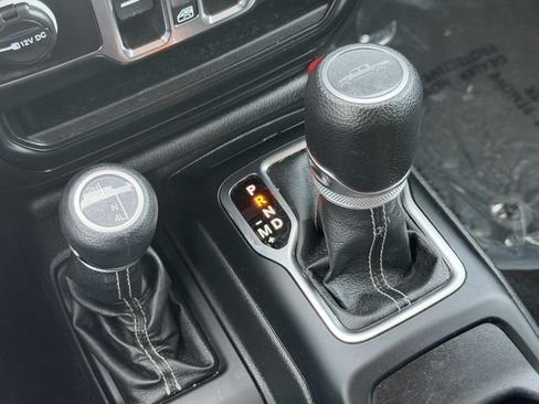 Used 2022 Jeep Gladiator Overland w/ Cold Weather Group AWD/4WD image 27