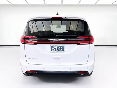 Used 2024 Chrysler Pacifica Touring-L image 5