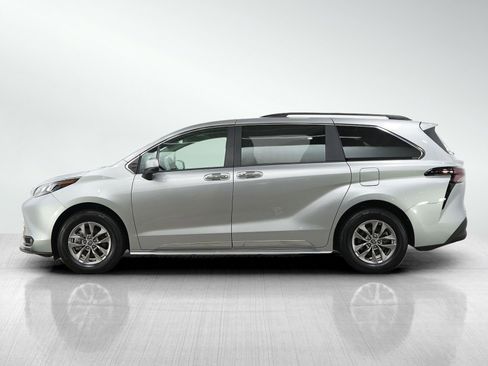 Used 2025 Toyota Sienna XLE FWD image 2
