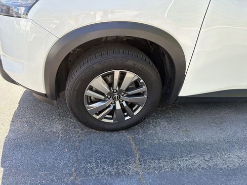 Certified 2024 Nissan Pathfinder SV FWD image 3