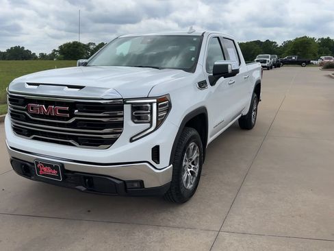 Used 2025 GMC Sierra 1500 SLT AWD/4WD image 4