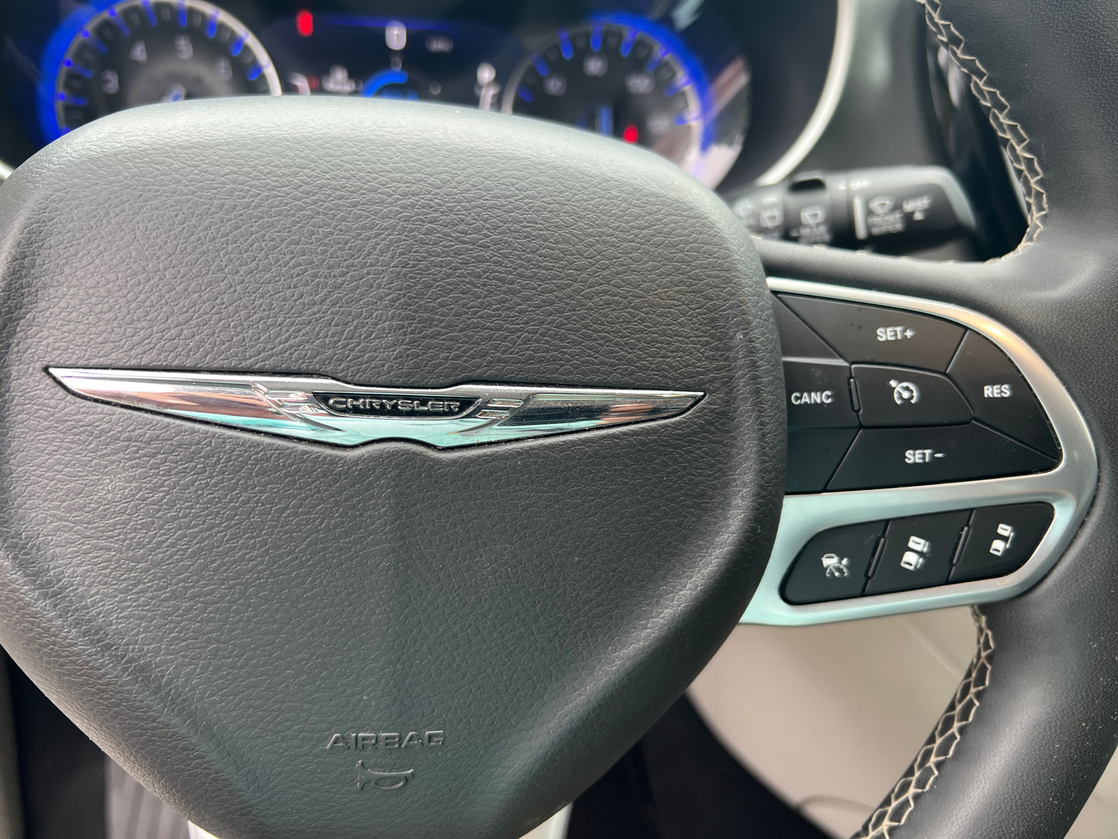Used 2024 Chrysler Pacifica Touring-L FWD image 32