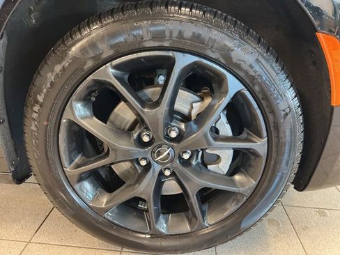 Used 2024 Chrysler Pacifica Limited w/ S Appearance Package image 9