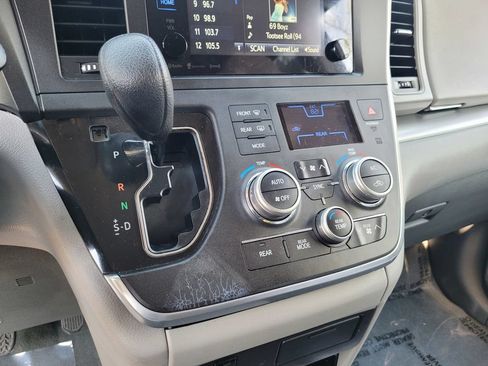 Used 2016 Toyota Sienna LE FWD image 21