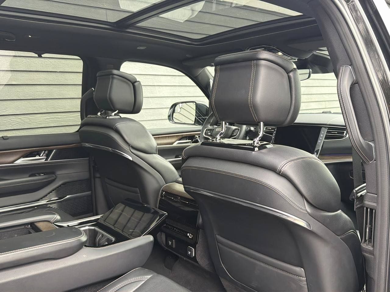 Used 2024 Jeep Grand Wagoneer L 4WD image 10