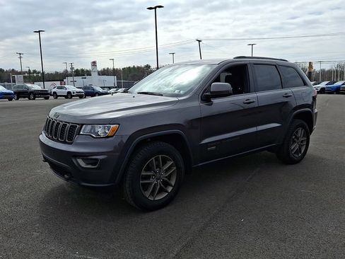 Used 2017 Jeep Grand Cherokee Laredo image 3