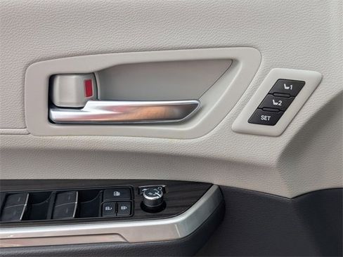 Used 2024 Toyota Sienna Limited image 36