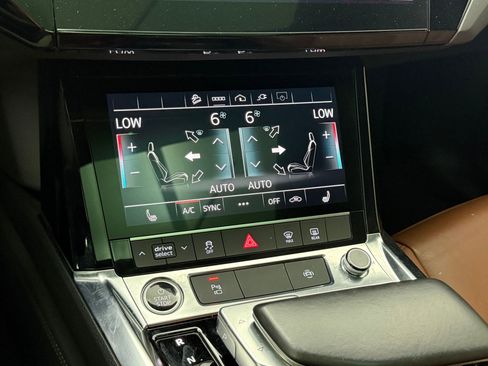 Used 2022 Audi e-tron Premium w/ Convenience Plus Package image 30
