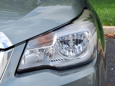 Used 2017 Subaru Forester 2.5i AWD/4WD image 3