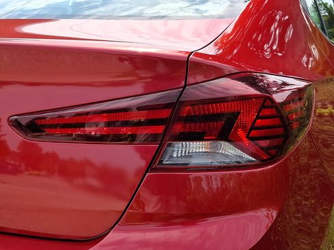 Used 2019 Hyundai Elantra SE FWD image 11